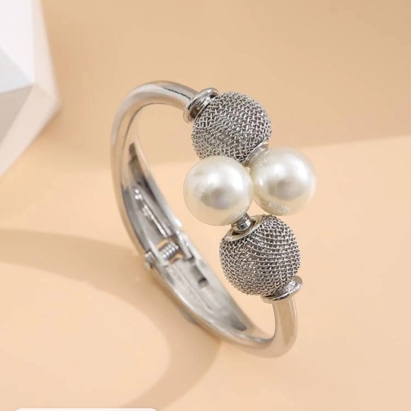 New fake pearl bangle bracelet - Picture 1 of 4